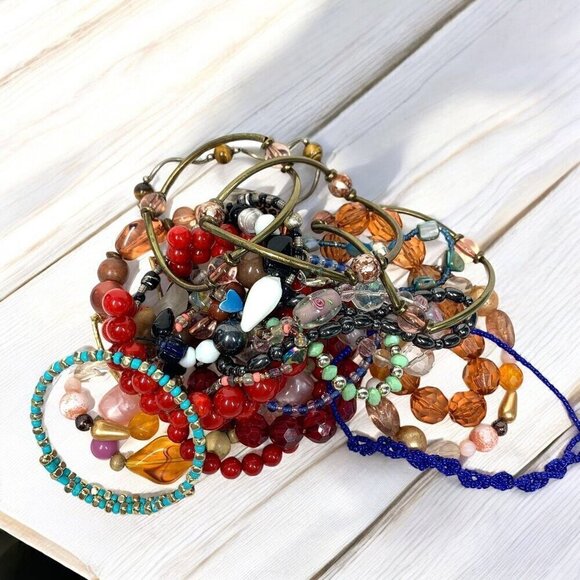Jewelry Lot of 24 Beaded Bracelets & Bangles Rainbow Colors gold Silver One Size - Picture 1 of 7